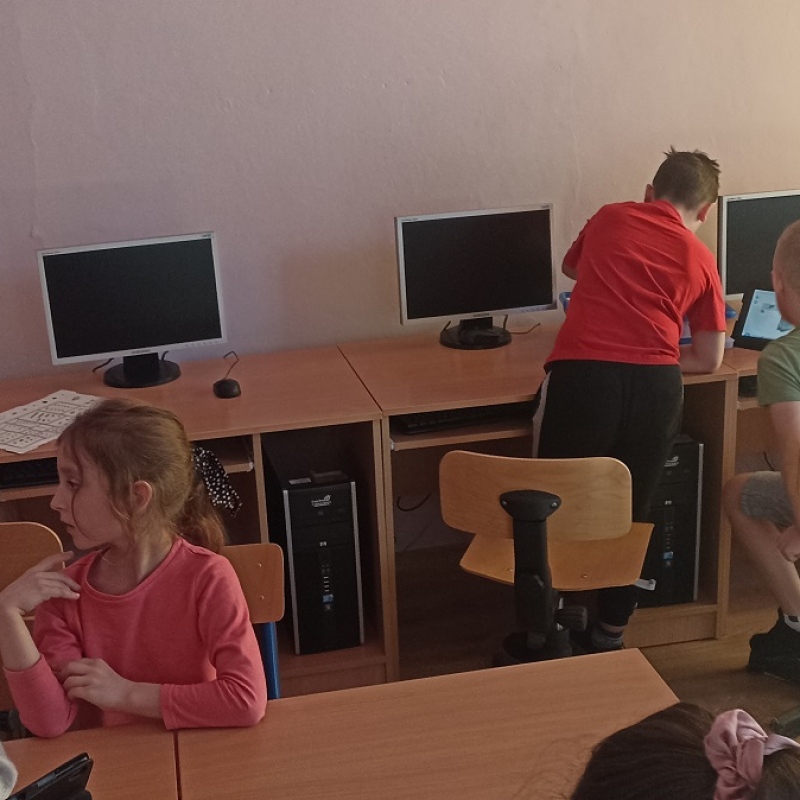 Uczniowie klasy 3a budujący roboty