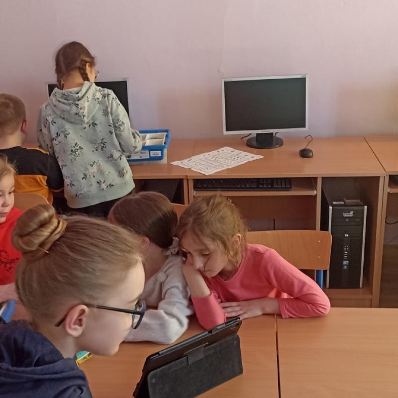 Uczniowie klasy 3a budujący roboty