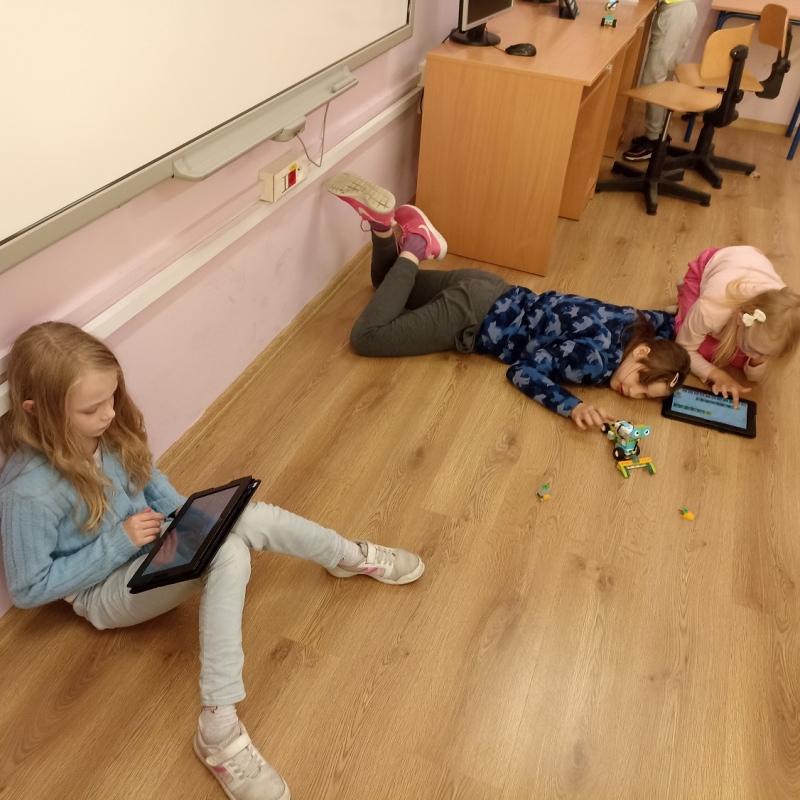 Uczniowie klasy 3b programujący roboty