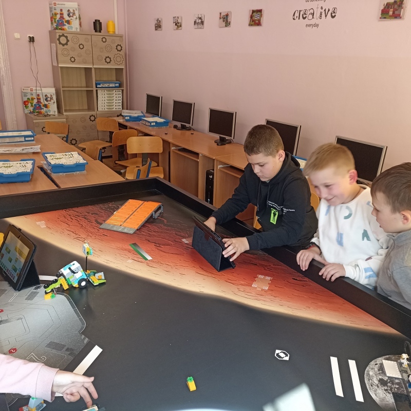Uczniowie klasy 3 b z robotami