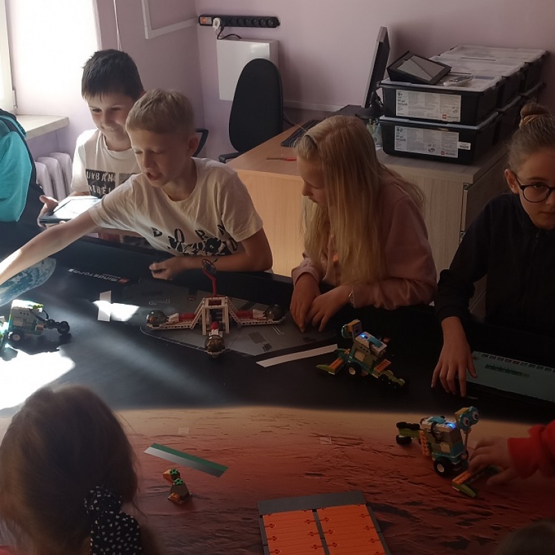 Uczniowie klasy 3a programujący roboty
