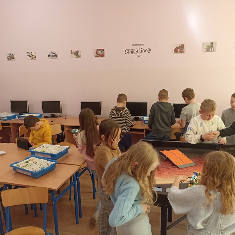 Uczniowie klasy 3b z robotami