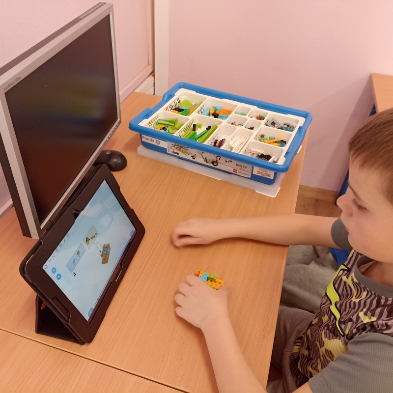 Uczniowie klasy 3b programujący roboty
