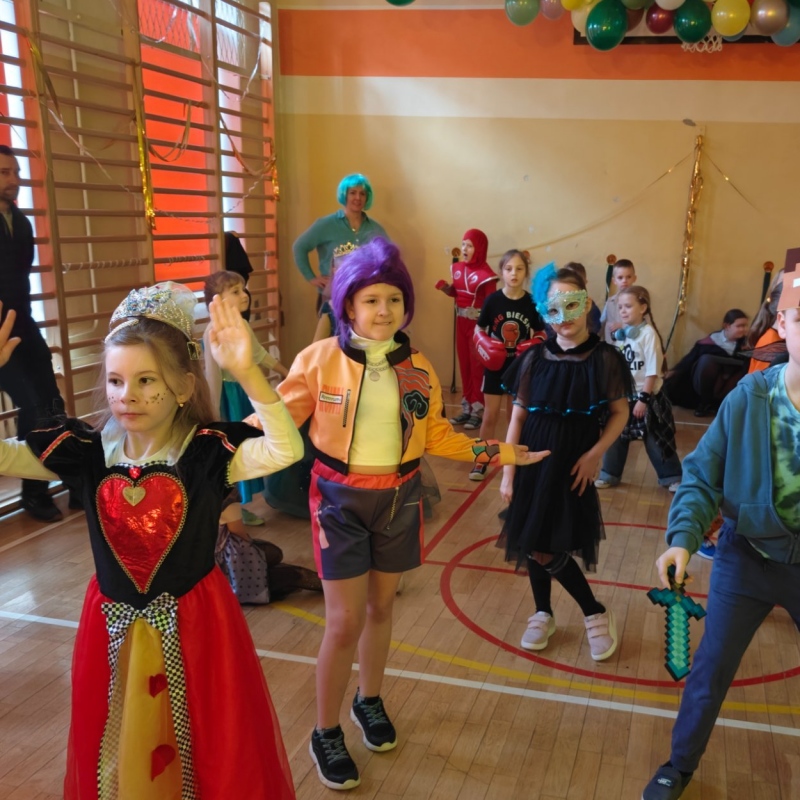 Dzieci bawiące się na balu