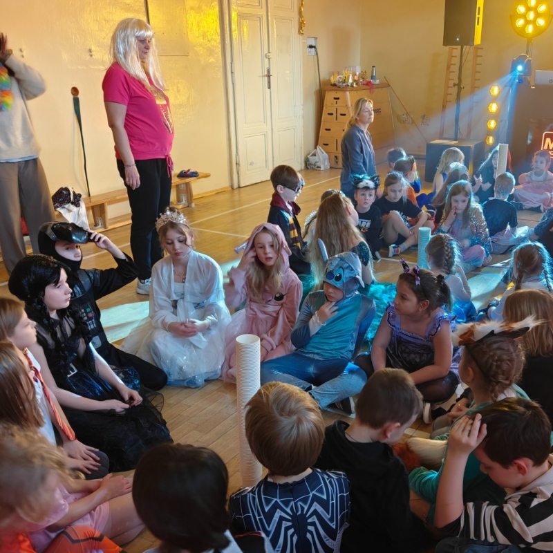 Uczniowie podczas konkursu układania wieży