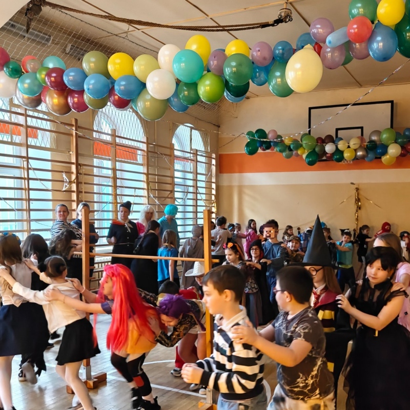 Zabawy w pociąg na balu