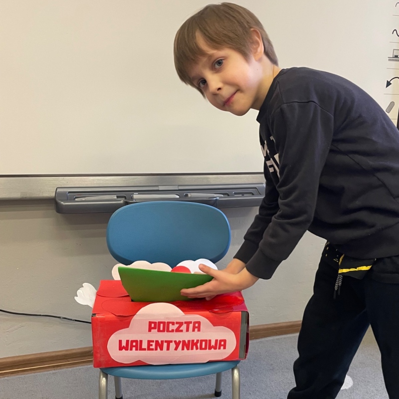 Uczeń wrzucający kartkę do świetlicowej skrzynki