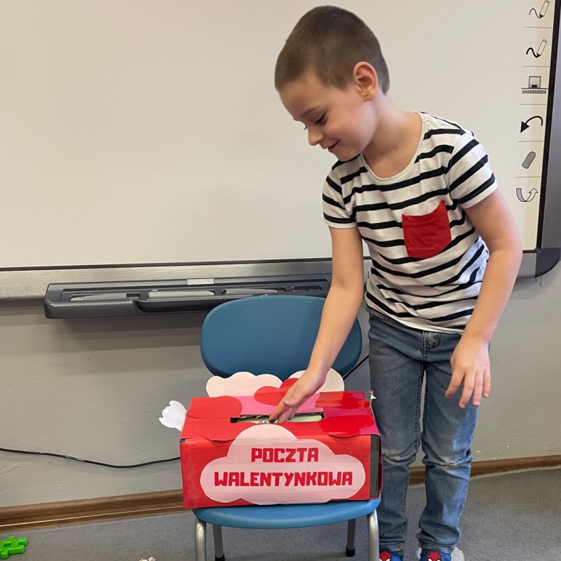 Uczeń wrzucający kartkę do świetlicowej skrzynki