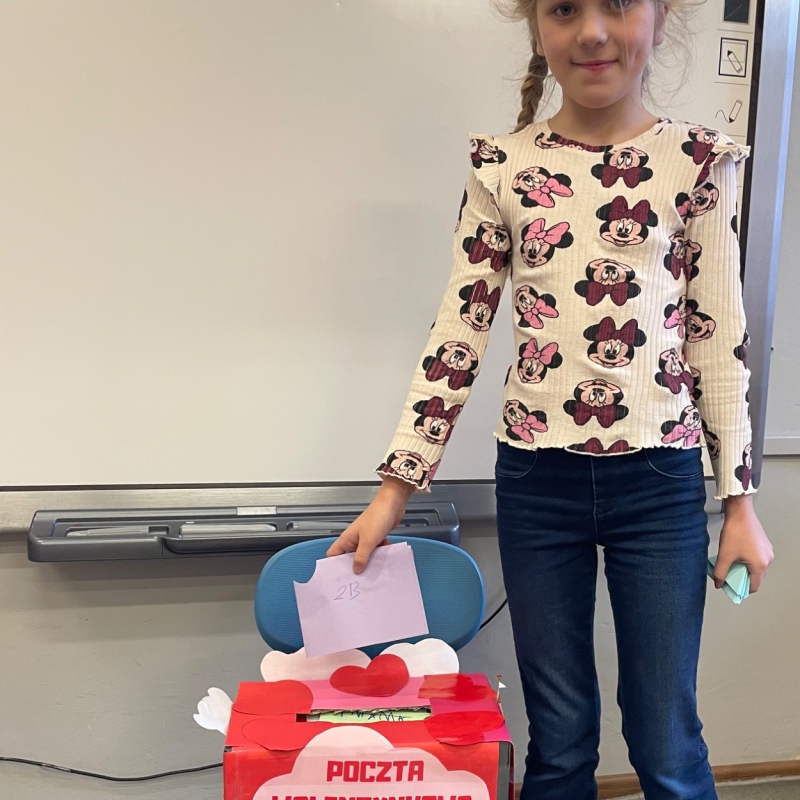 Uczennica wrzucający kartkę do świetlicowej skrzynki