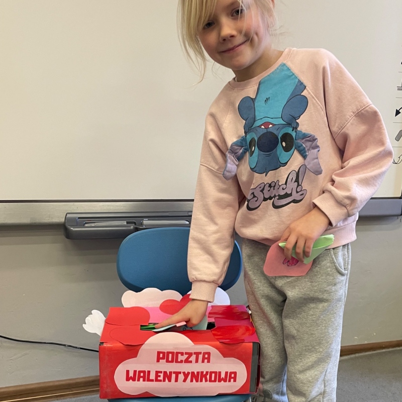 Uczennica wrzucający kartkę do świetlicowej skrzynki