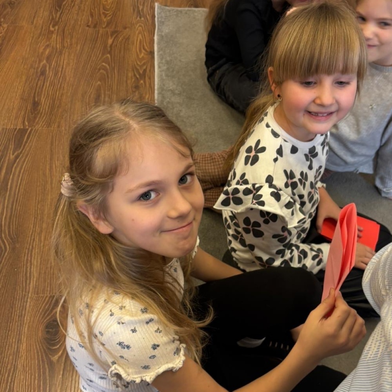 Uczniowie otrzymujący kartki z walentynkowej poczty