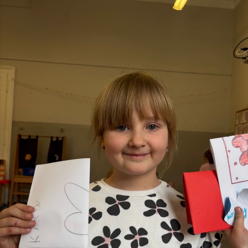 Uczniowie otrzymujący kartki z walentynkowej poczty