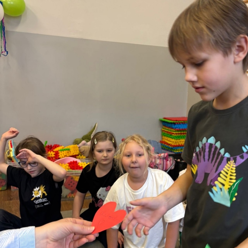 Uczniowie otrzymujący kartki z walentynkowej poczty