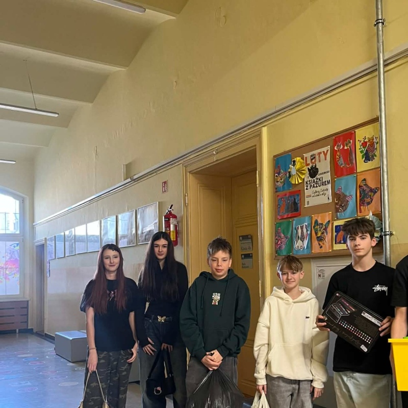 uczniowie z przedmiotami zamiast plecaków