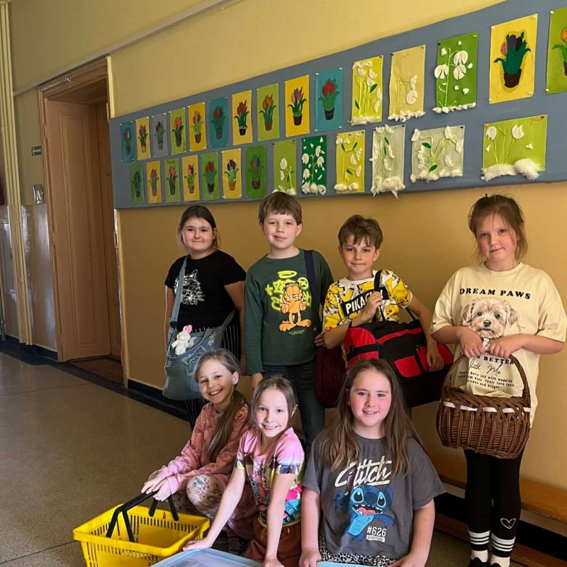 uczniowie z przedmiotami zamiast plecaków