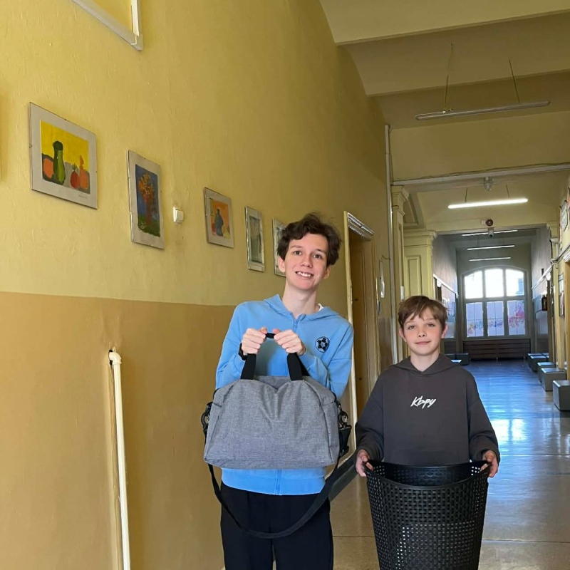 uczniowie z przedmiotami zamiast plecaków