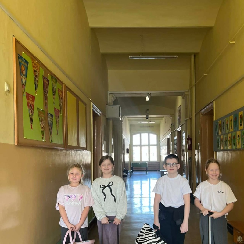 uczniowie z przedmiotami zamiast plecaków