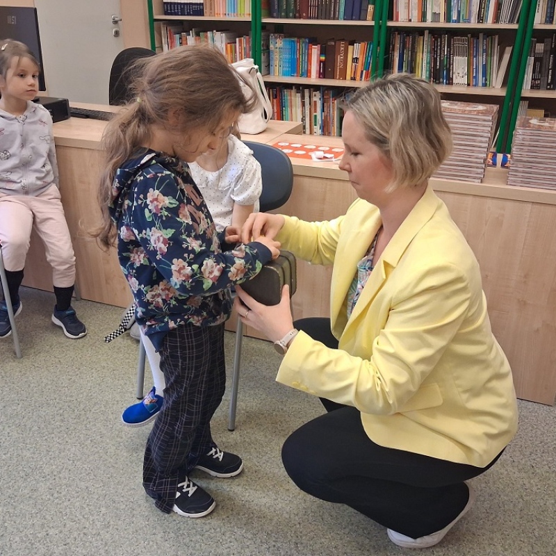 nauczyciel wręcza odznakę czytelnika