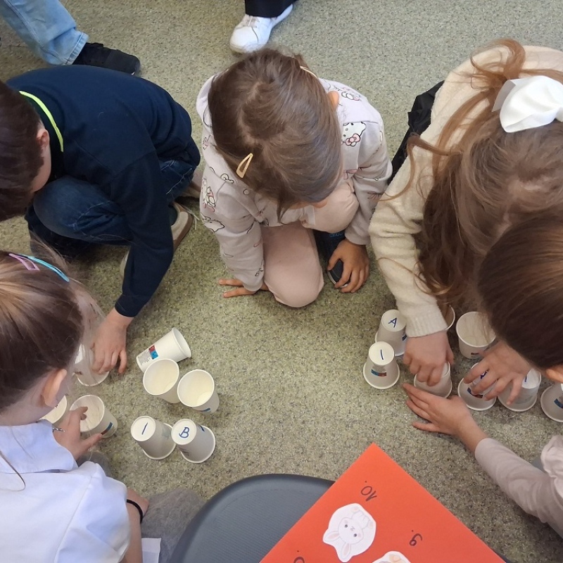 dzieci na podłodze rozwiązują łamigłówki