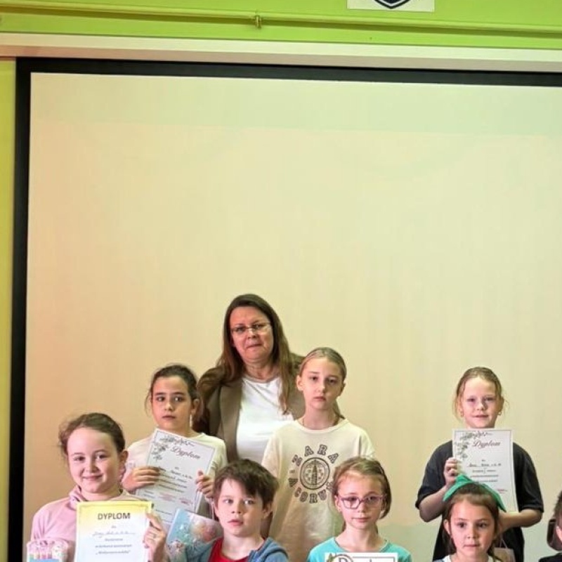 Zwycięzcy uczniowie z dyplomami na scenie