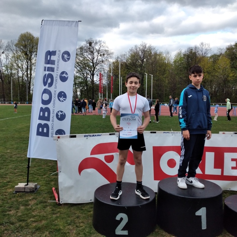 uczeń odbiera nagrodę na podium