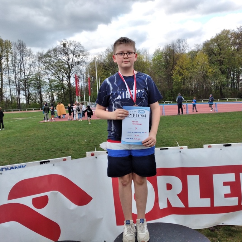 uczeń odbiera nagrodę na podium