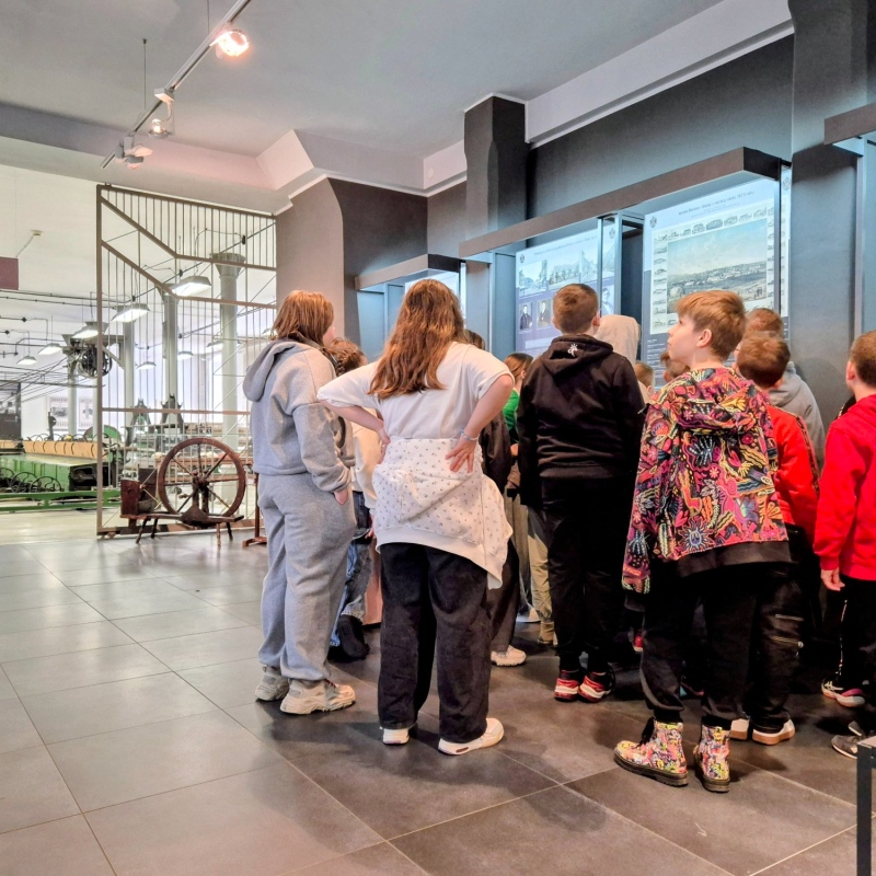 Uczniowie zwiedzający Muzeum Włókiennictwa Stara Fabryka