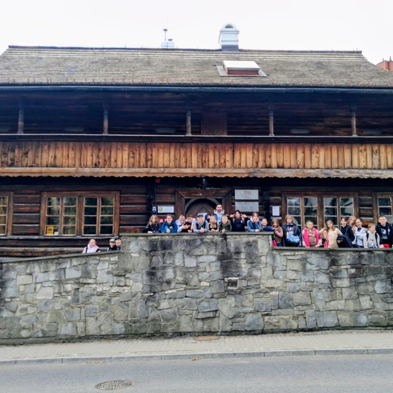 Uczniowie przed Muzeum Dom Tkacza