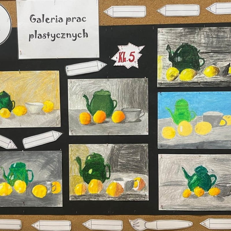 Martwa natura z zieloym czajnikiem i cytrynami-prace uczniów wykonane pastelami olejnymi.j