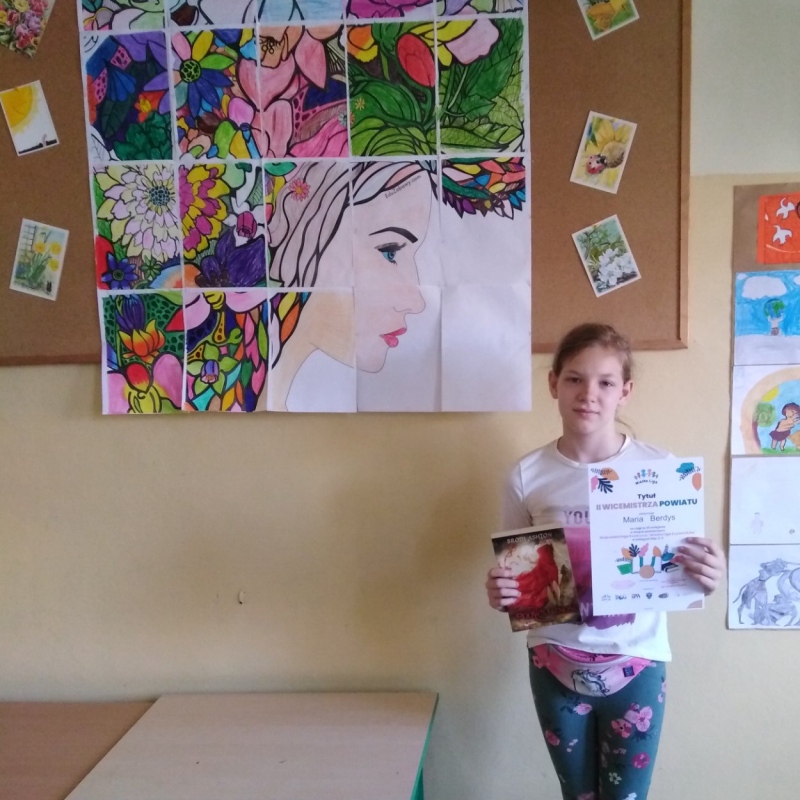 Uczennica z książką i dyplomem