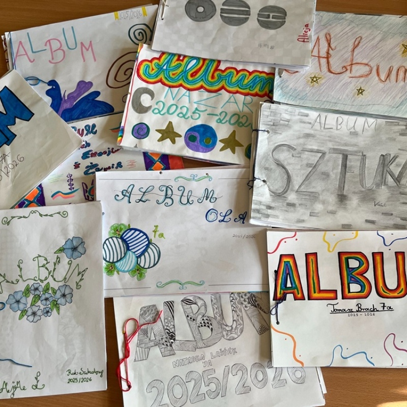 okładki do albumów plastycznych wykonane przez uczniów