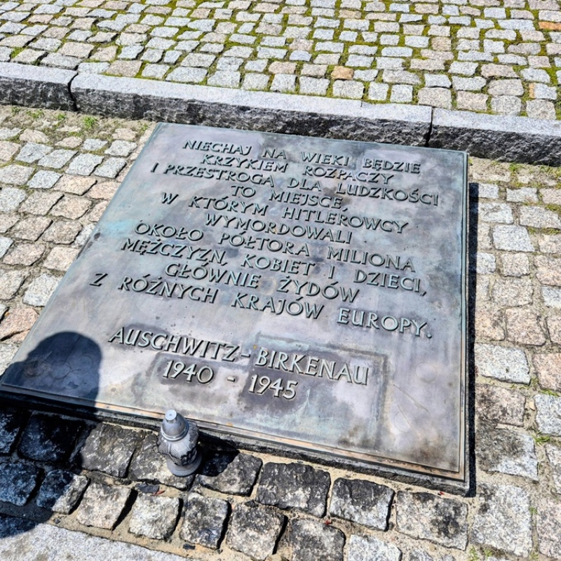 Tablica upamiętniająca ofiary obozu Auschwitz-Birkenau