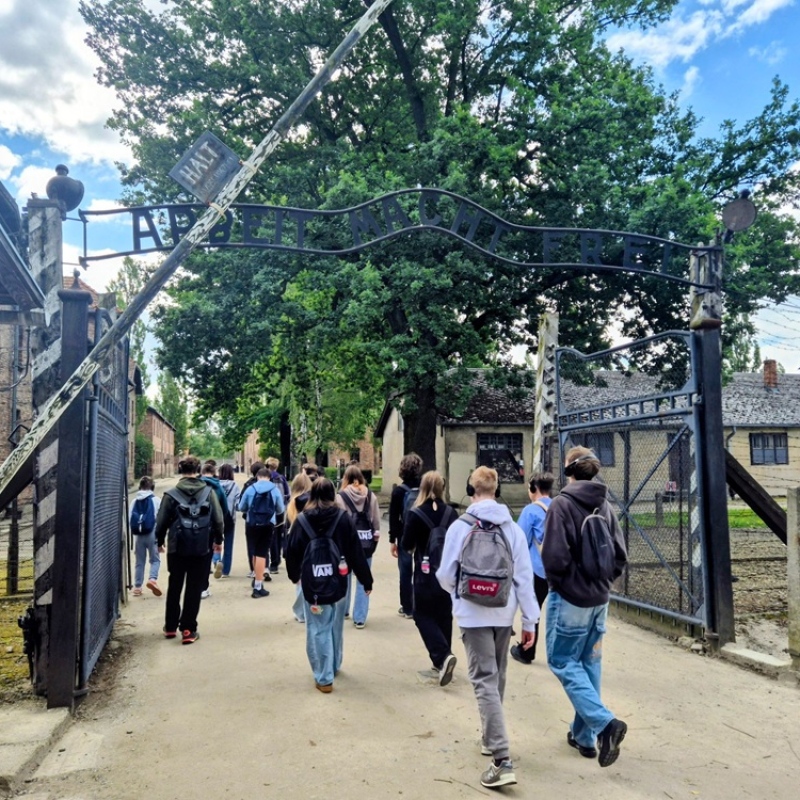 Uczniowie klasy 8a rozpoczynają zwiedzanie Muzeum Auschwitz I, przechodząc przez historycz