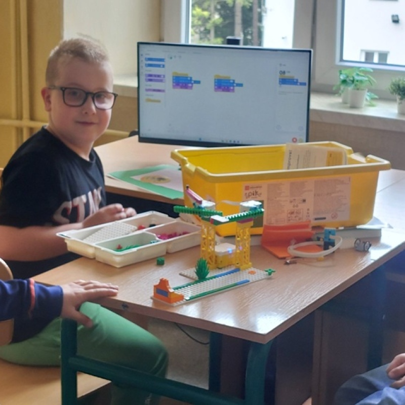 uczniowie budują z zestawów LEGO Education Essential