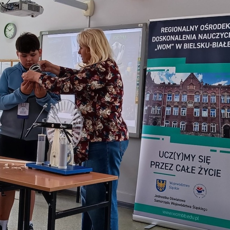 uczniowie obserwują eksperyment