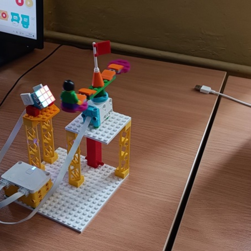model zbudowany z LEGO Education Essential