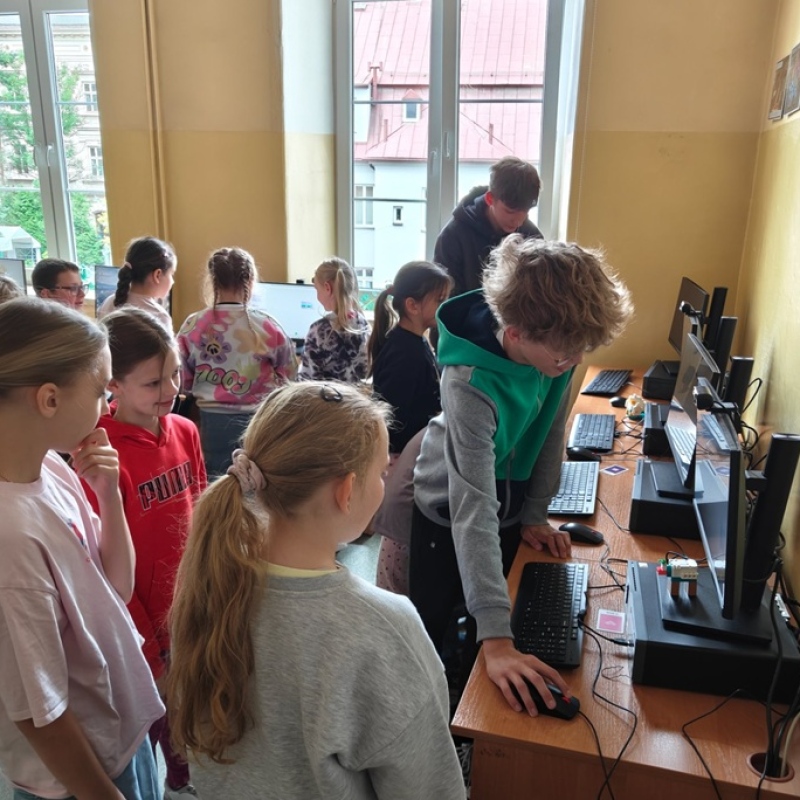 uczniowie trenują ruchy robota za pomocą gestów