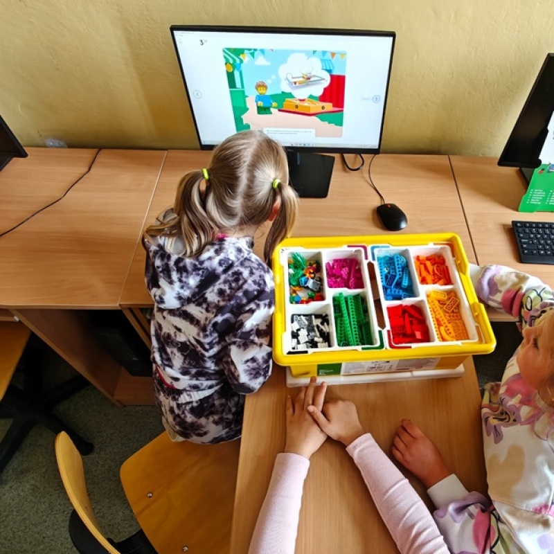 uczniowie budują z zestawów LEGO Education Essential