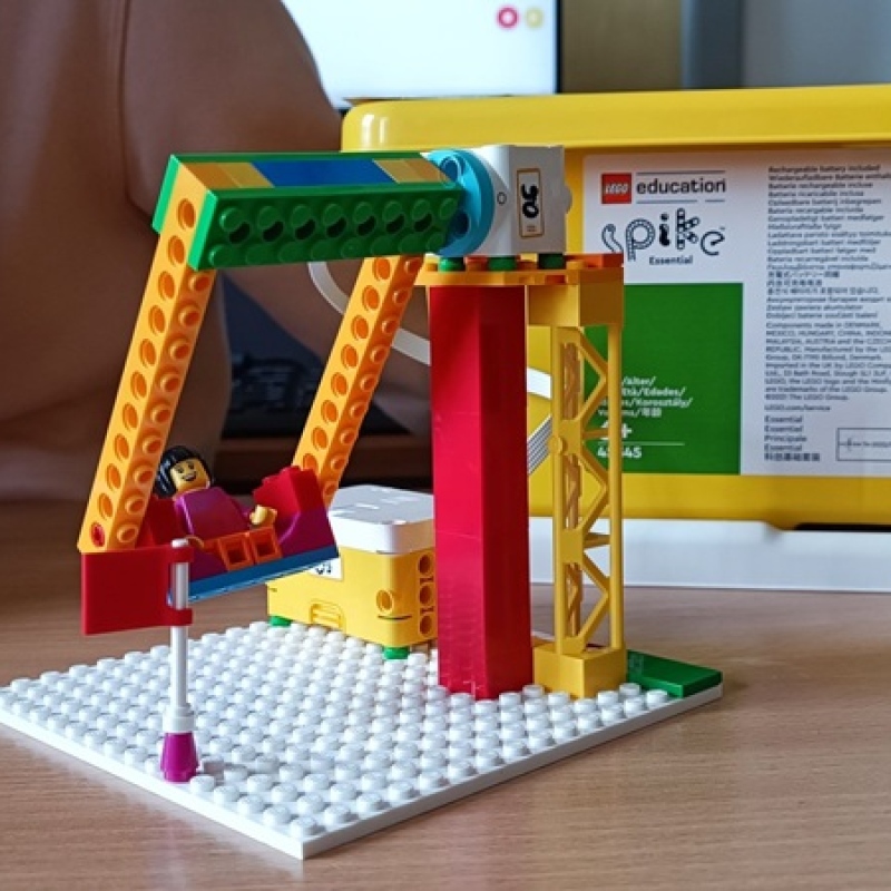 zbudowany model huśtawki z zestawu LEGO Education Essential