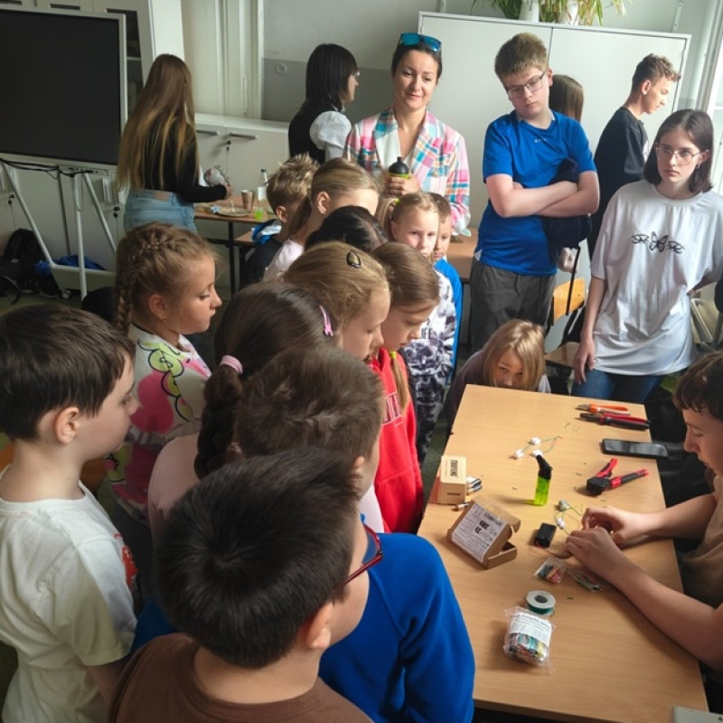 uczniowie uczestniczą w eksperymencie chemicznym
