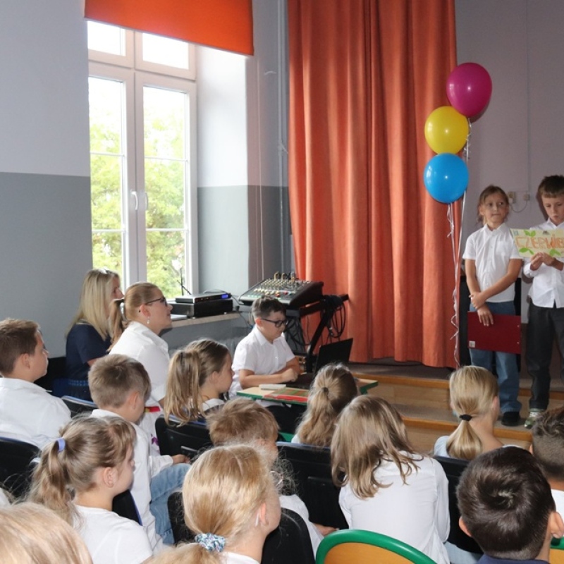 uczniowie na scenie recytują