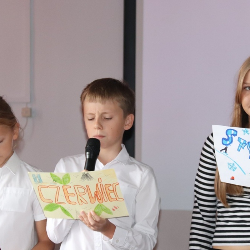 uczniowie na scenie recytujący