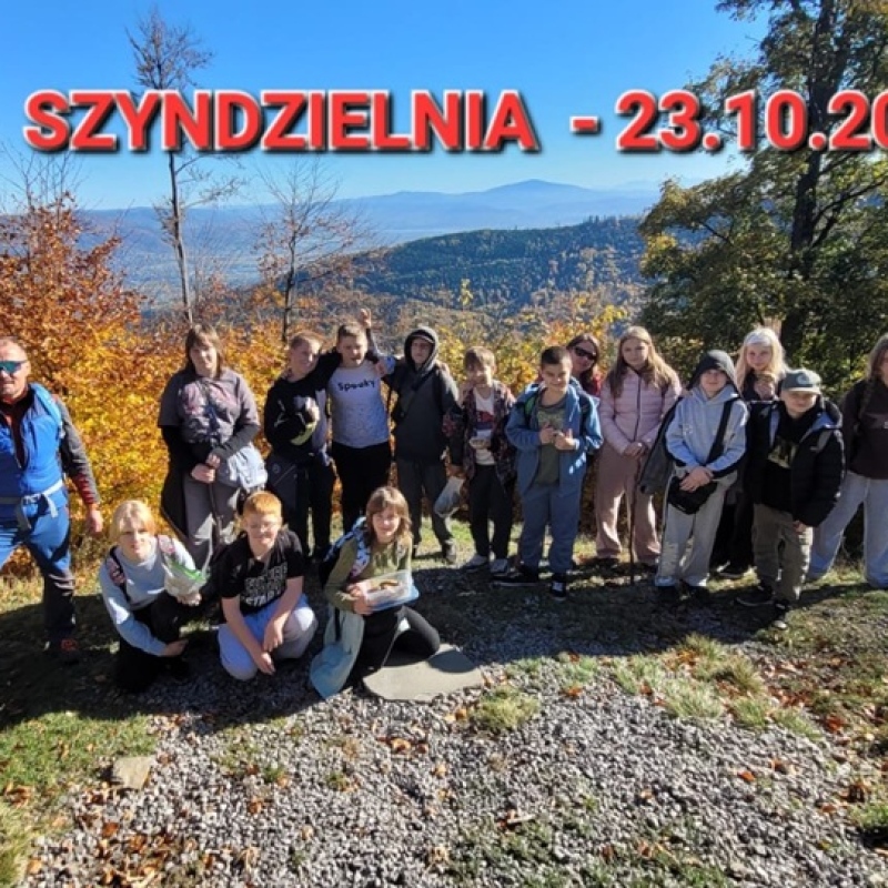 grupa uczniów z nauczycielami na szczycie Szyndzielni