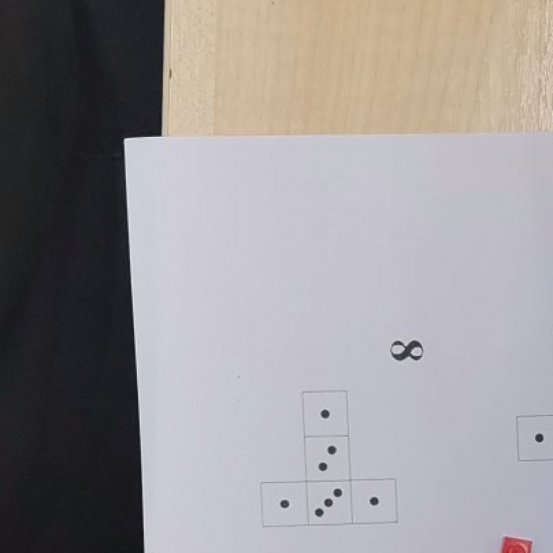 Budowle z klocków wykonane przez uczniów klasy 1