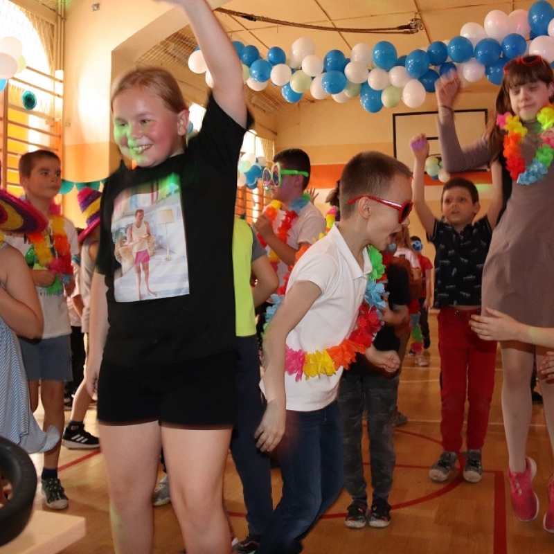 Zabawy dzieci w trakcie dyskoteki