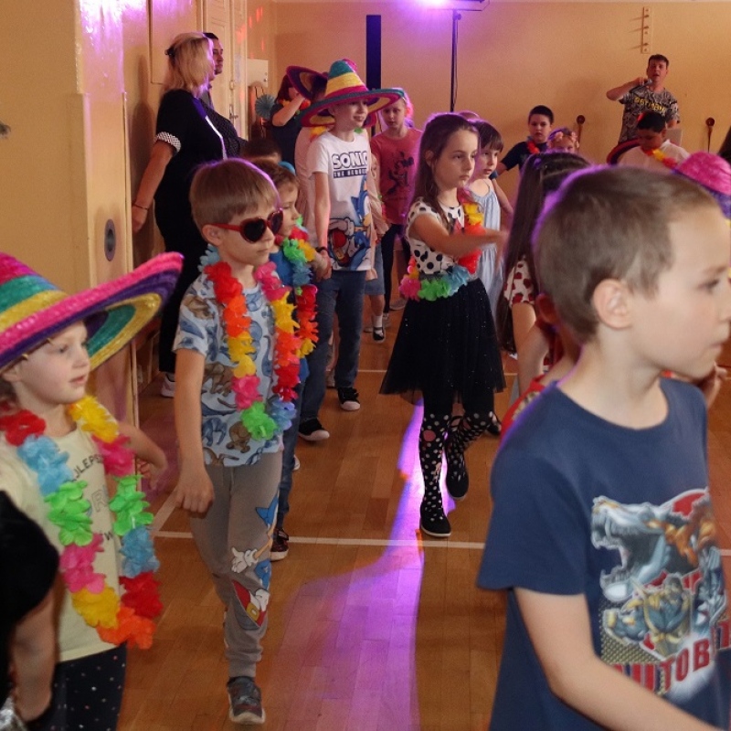 Zabawy dzieci w trakcie dyskoteki