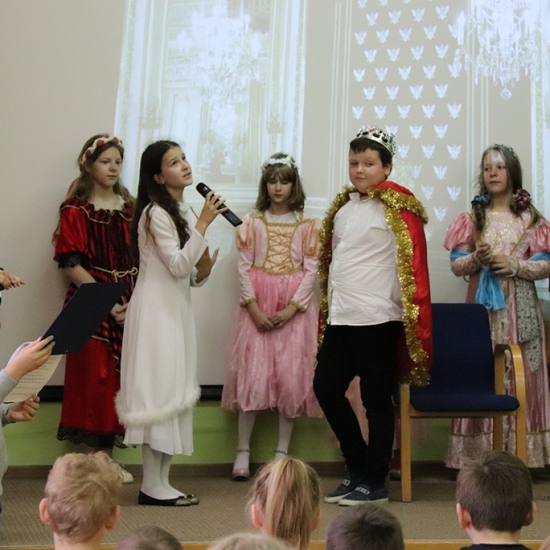 Uczniowie występujący na przedstawieniu Kopciuszek