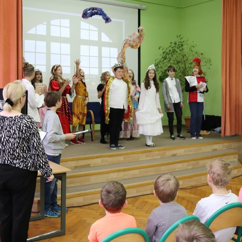 Uczniowie występujący na przedstawieniu Kopciuszek