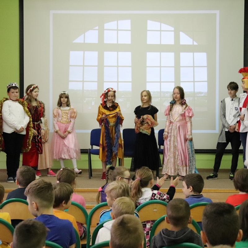 Uczniowie występujący na przedstawieniu Kopciuszek