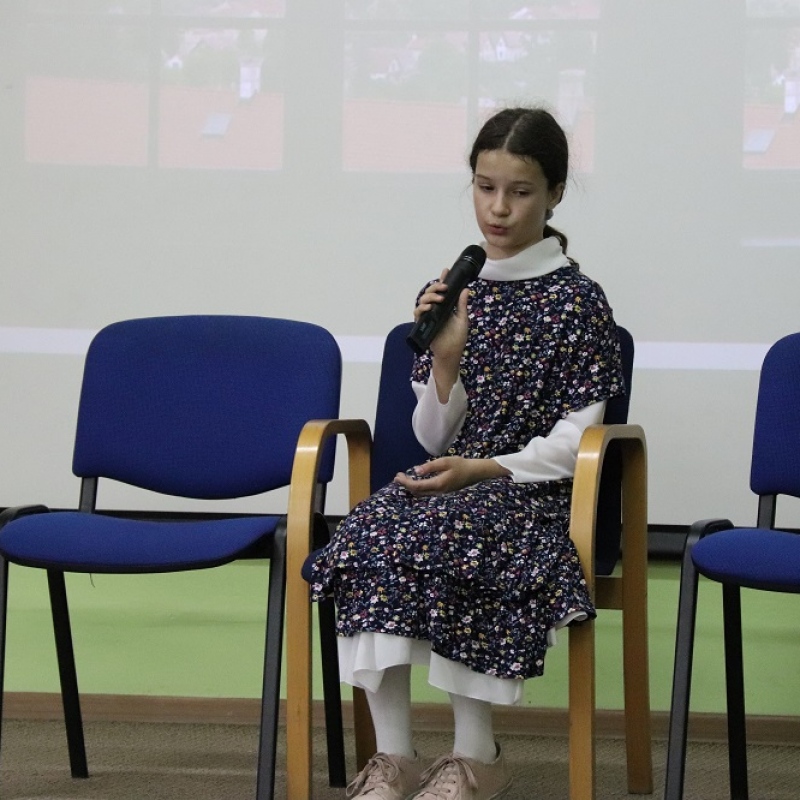 Uczniowie występujący na przedstawieniu Kopciuszek
